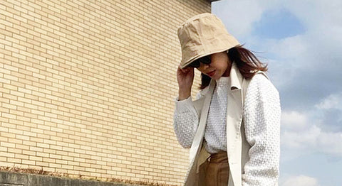 ベージュの帽子を使った淡色コーデ集