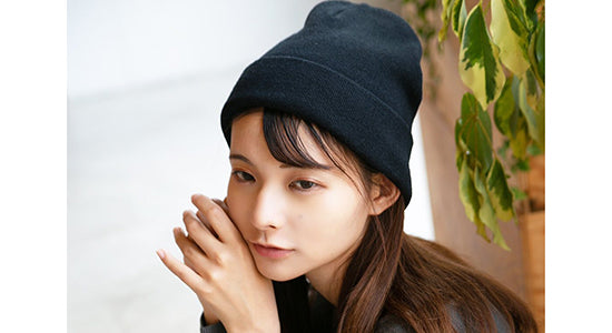 「帽子が似合わない」と感じる大人顔さんへ。選びやすい帽子の特徴と取り入れ方