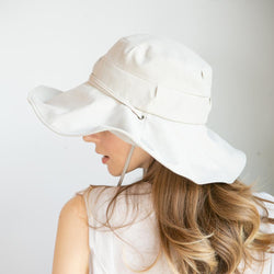 ヒモ付き広つばハット