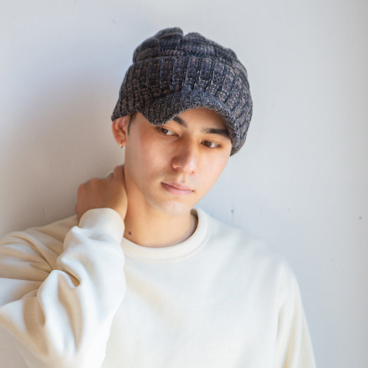 つば付きニット帽