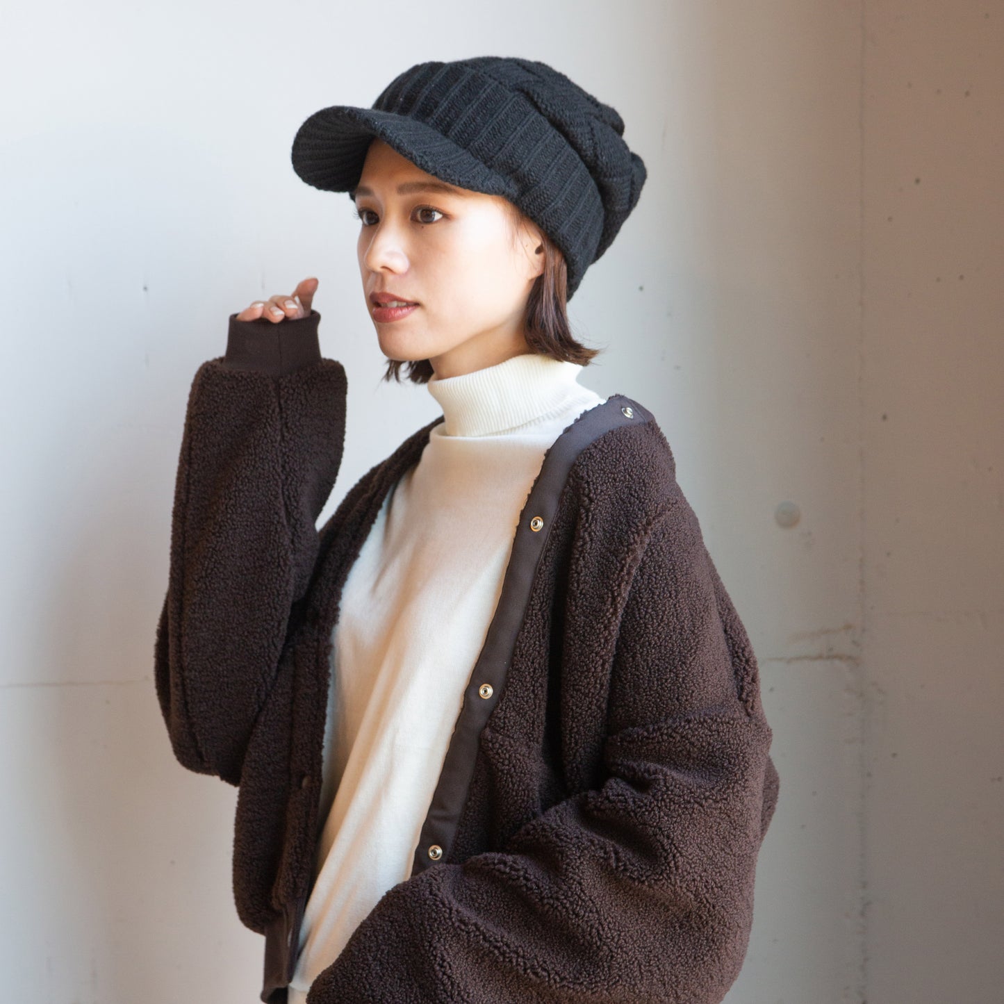 つば付きニット帽