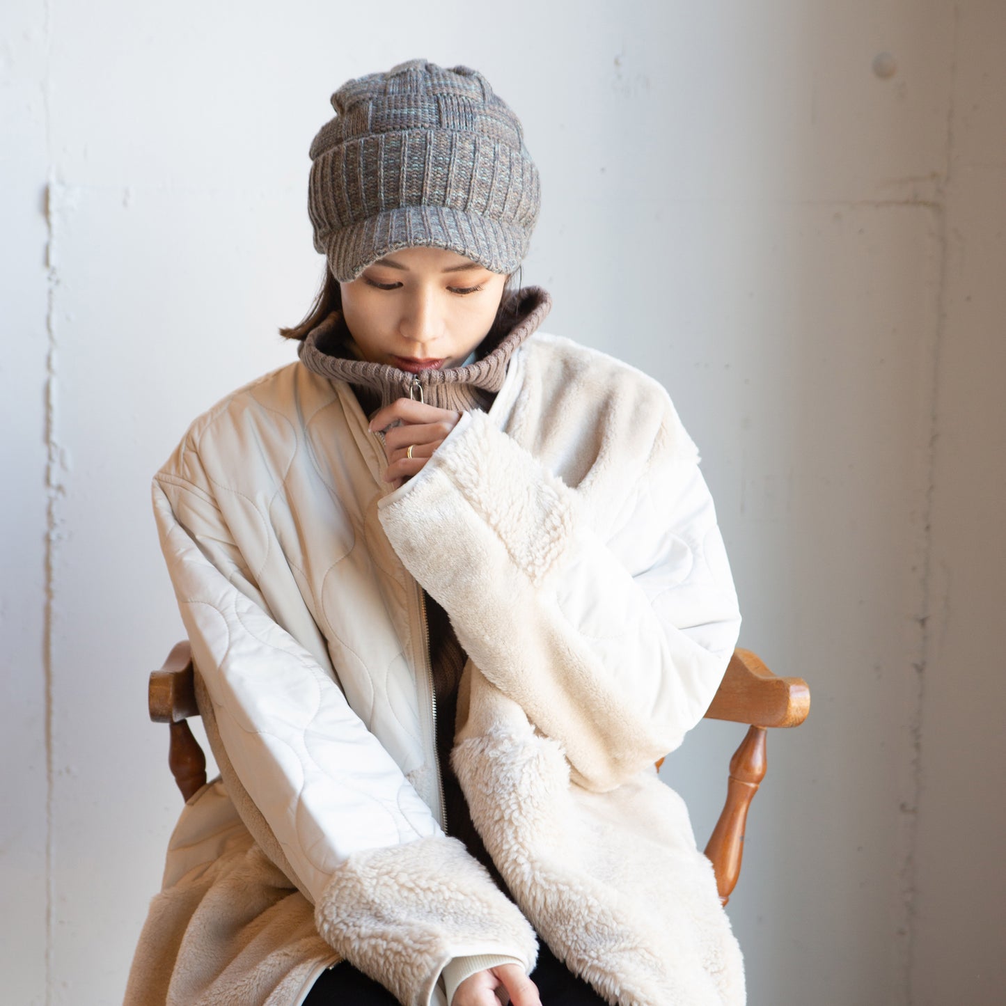 つば付きニット帽