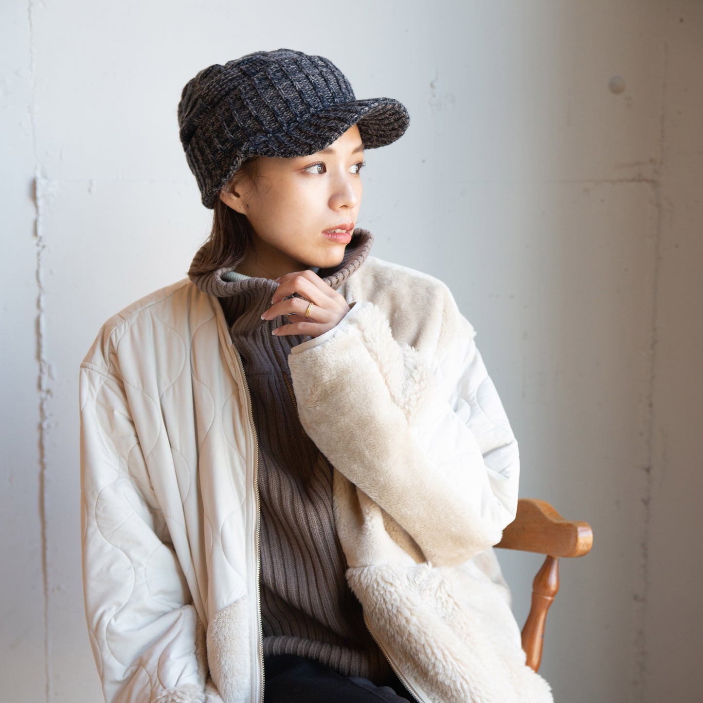 つば付きニット帽