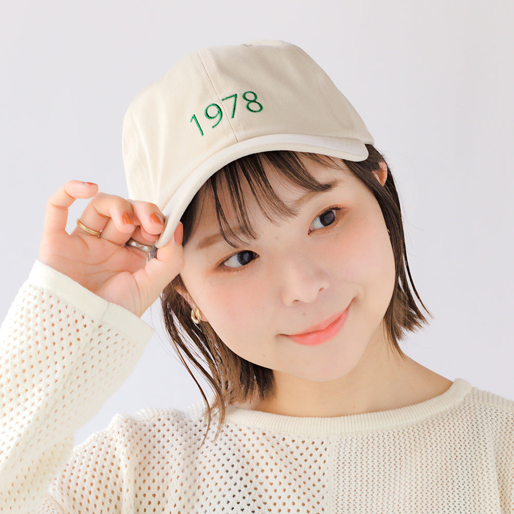刺繍違いキャップ