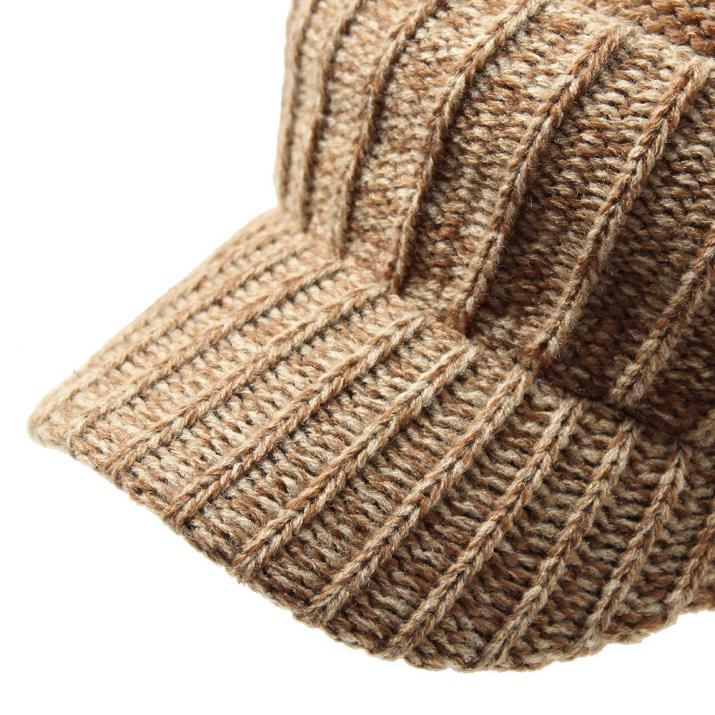 つば付きニット帽