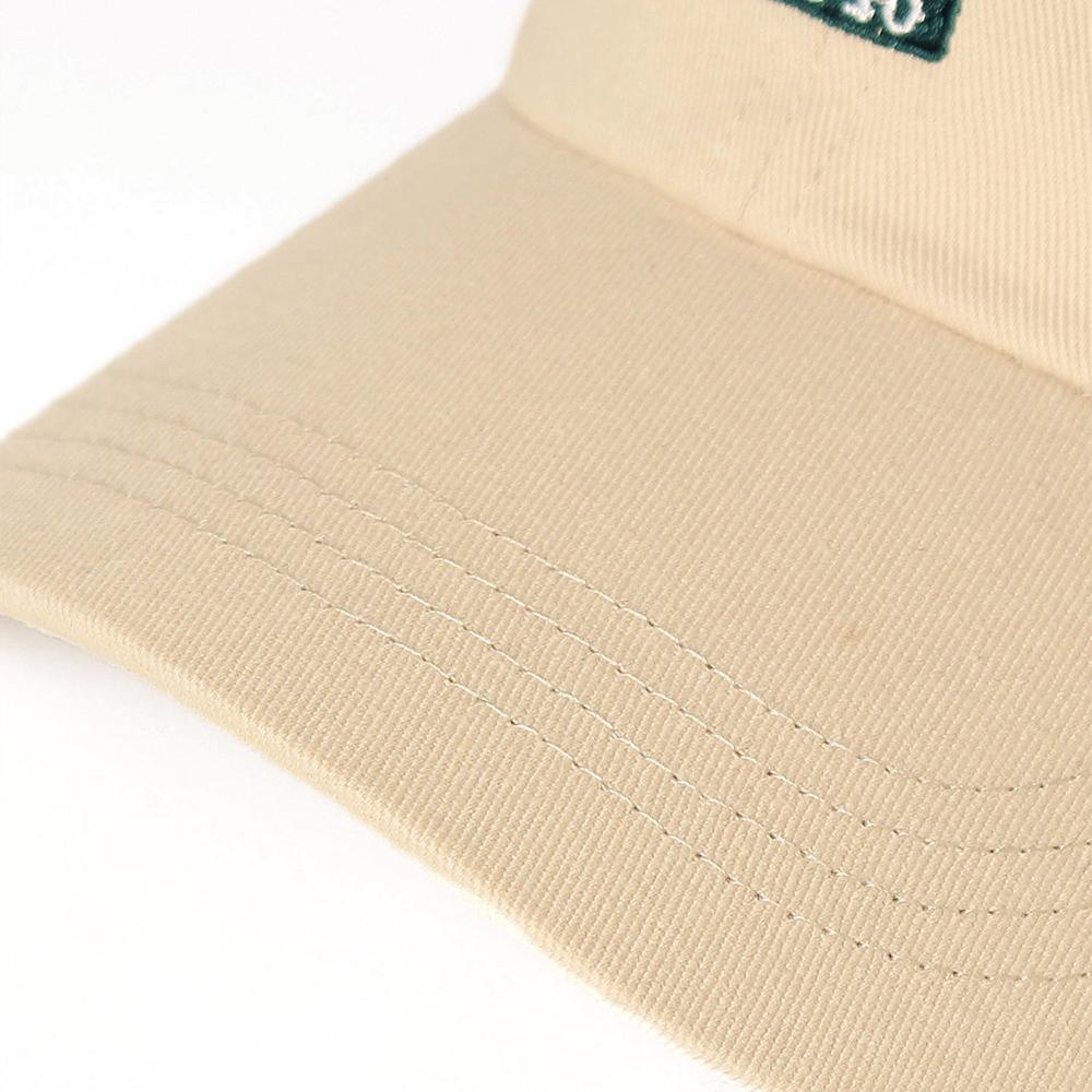 刺繍違いキャップ